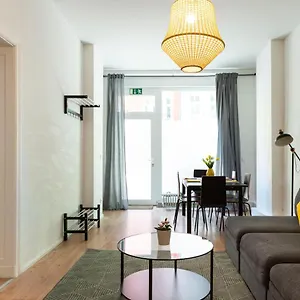 https://freshly-renovated-2brlrwalk-in-rainshower.find-berlin-hotels.com